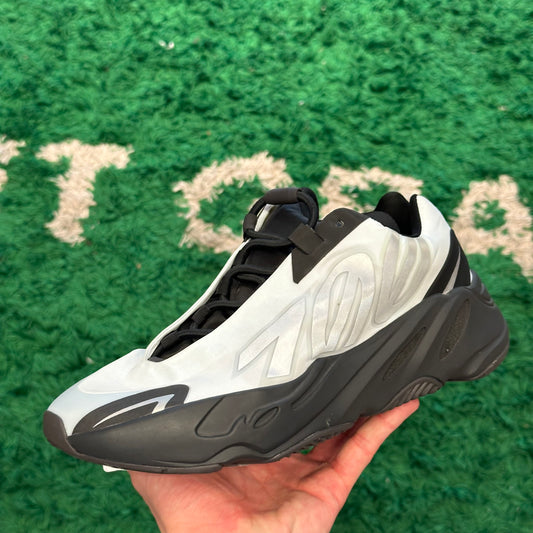 Yeezy 700 MNVN Blue Tint Size 7.5 (New)