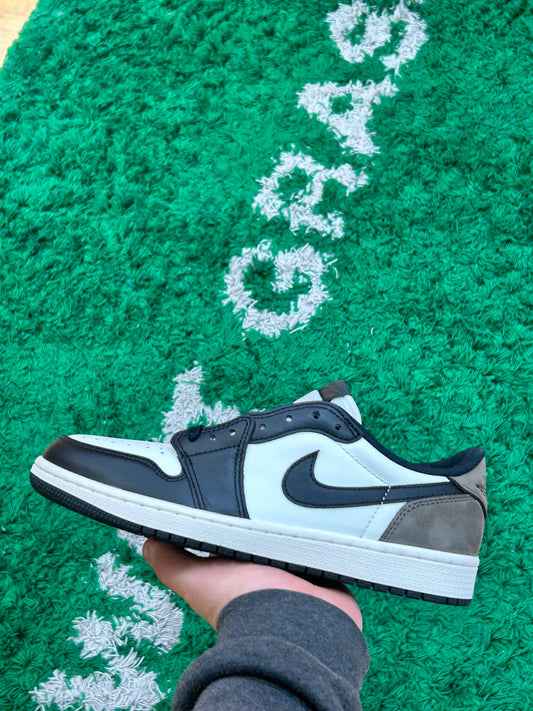 Jordan 1 Low Mocha Size 8.5 (New)