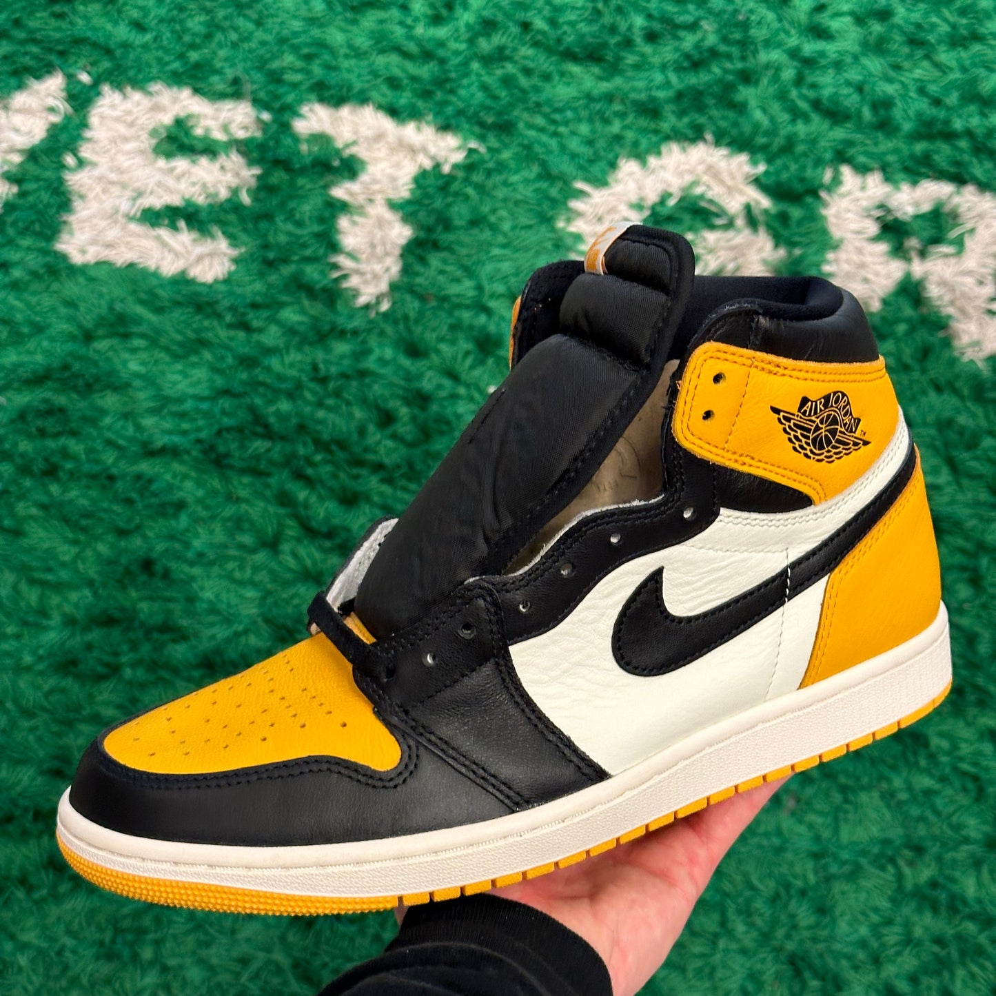 Jordan 1 Taxi Size 9.5 (New)