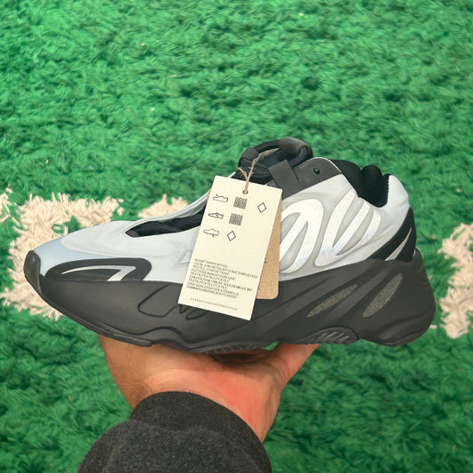 Yeezy 700 MNVN Blue Tint Size 4 (New)